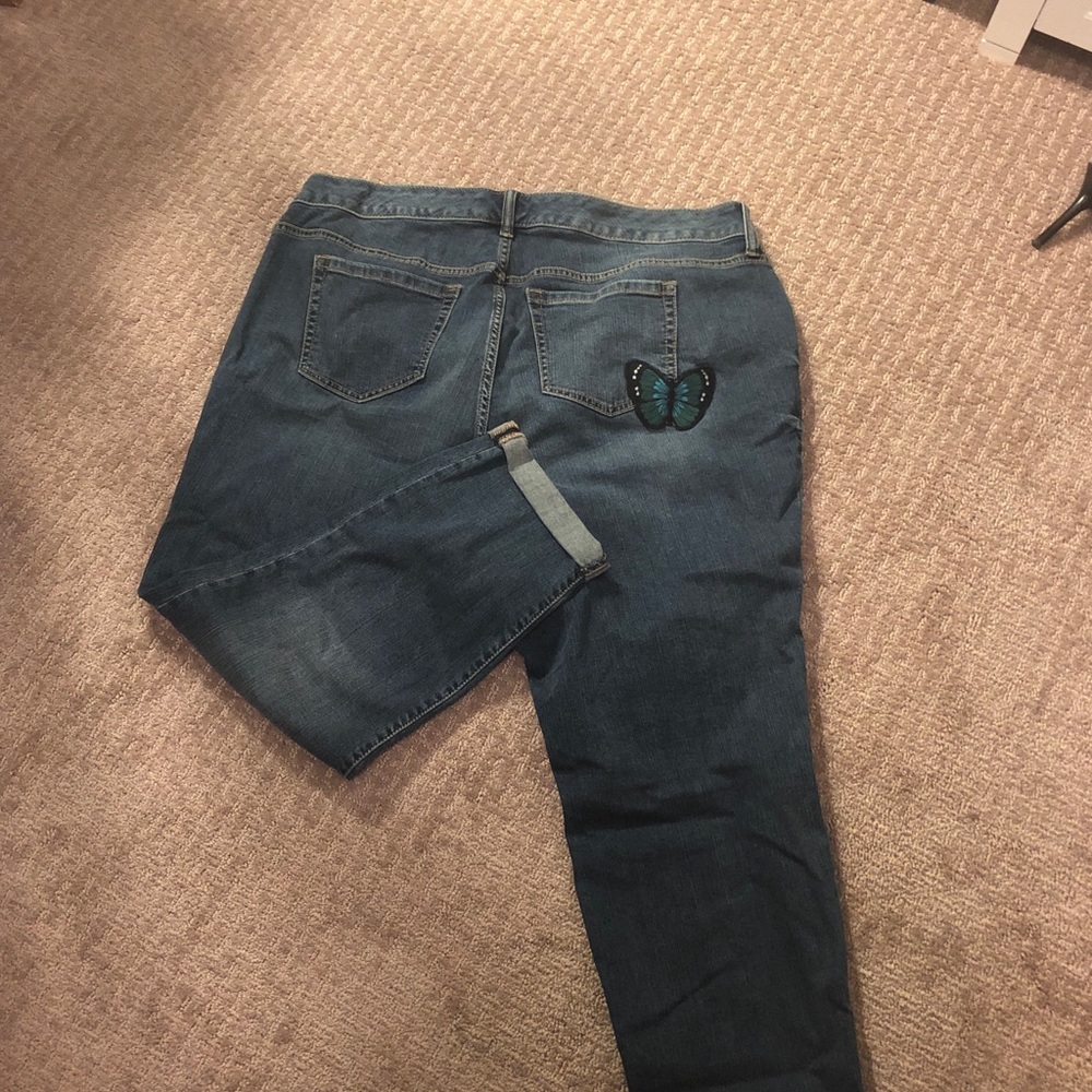 Cropped denim pants with butterfly application